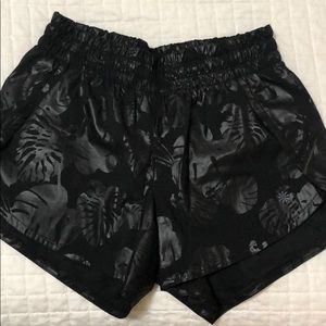 Athleta Botanical Racer Run Shorts XXS, 4.5 Inches